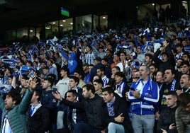 La afición de la Real anima sin cesar en Anoeta.