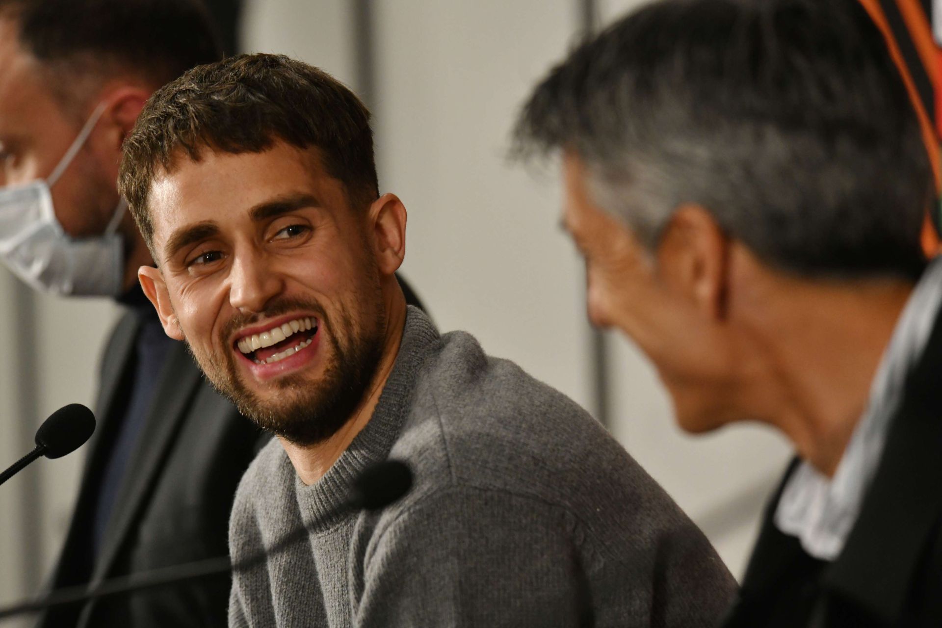 Januzaj e Imanol sonríen en la rueda de prensa previa al partido de la Real Sociedad ante el Mónaco en 2021.