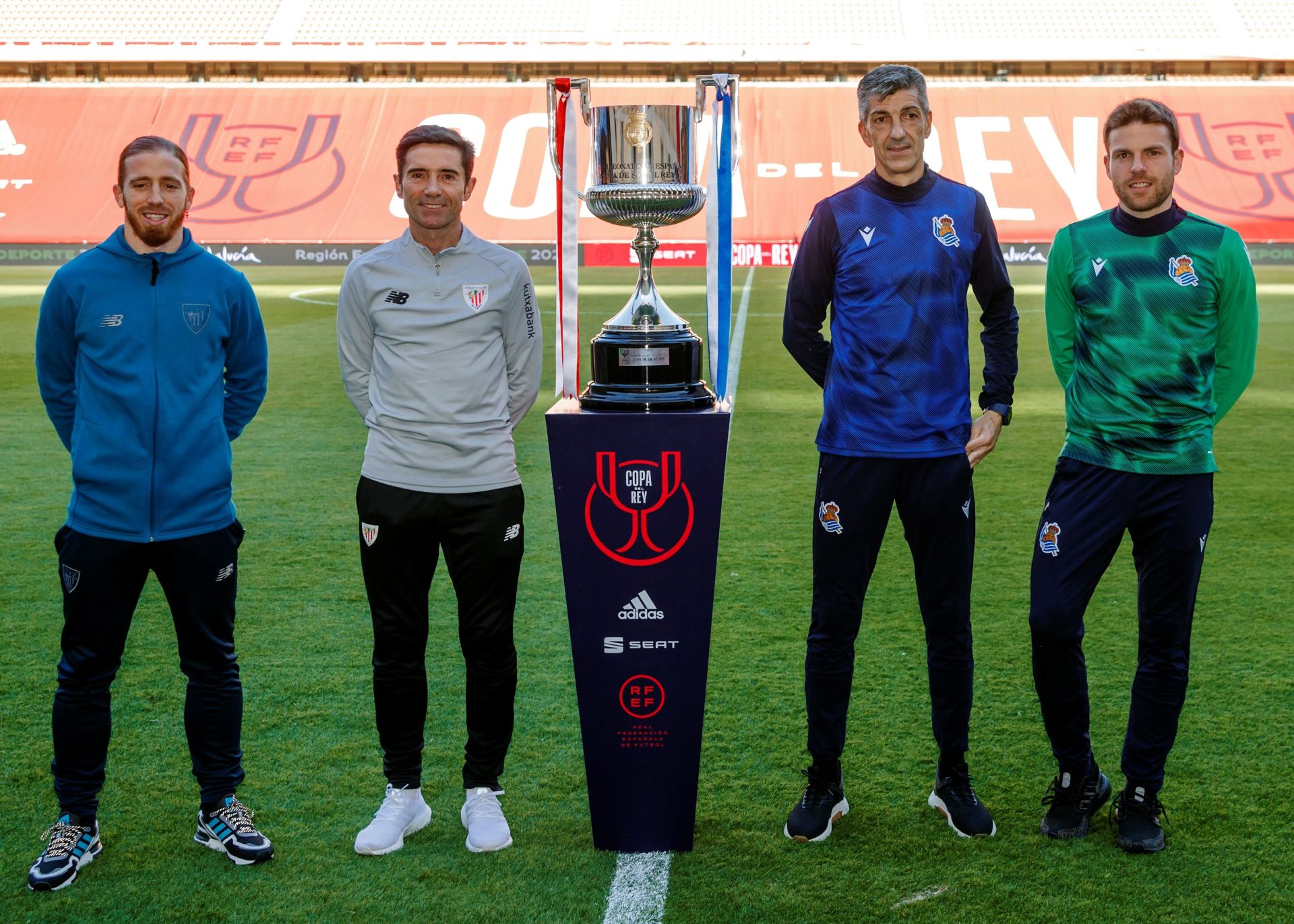 Entrenadores y capitanes de la Real y el Athletic posan con el trofeo en la previa de la Copa del Rey que se disputó en La Cartuja (2 de abril de 2021).