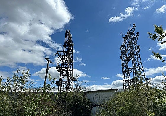 La torre eléctrica desde la que se precipitó la noche del martes el ladrón fallecido.