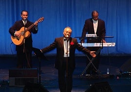 Rafael Basurto Lara lleva cincuenta años vantando las canciones de Los Panchos por todo el mundo.