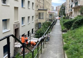 Los operarios trabajando ya estos días en la calle Igeldo de Andonaegi.