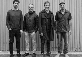 Juan de Diego junto a los músicos del proyecto 'Grabalariak'.