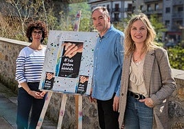 Arte eta Diseinu eskolako arduradunak udaleko ordezkariarekin batera.