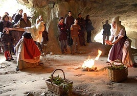 Euskal sorginen antzezpena ikusteko bisitaldi bat Zugarramurdiko koban.