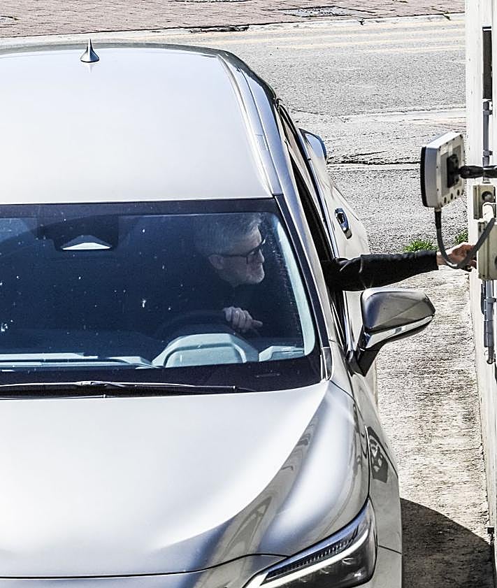Imagen secundaria 2 - Sergio Francisco, Jokin Aperribay y Roberto Olabe entrando este viernes a las oficinas de Anoeta