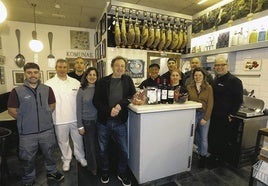 Una familia. Miguel Montorio y su mujer, Kattalin Aranguren, posan en la Bodega Donostiarra con su equipo y algunos proveedores y clientes con los que guardan una relación muy especial. De izquierda a derecha, posan Arkaitz (Exclusivas Mardu Gourmet), Diego (Guikar) Pablo, Kattalin, Miguel, Manolo, Abdelilah, Junkal, Jon (Salanort) Amaia (Goñi Ardoteka) e Ilde.