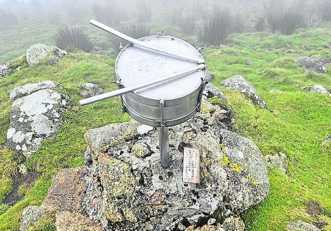 Buzón en la cima de Munagirre con forma de tambor y con sus palillos.