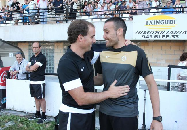 Se saluda con Jagoba Arrasate antes un amistoso de pretemporada ante la Real cuando dirigía al Real Unión en el verano de 2013.