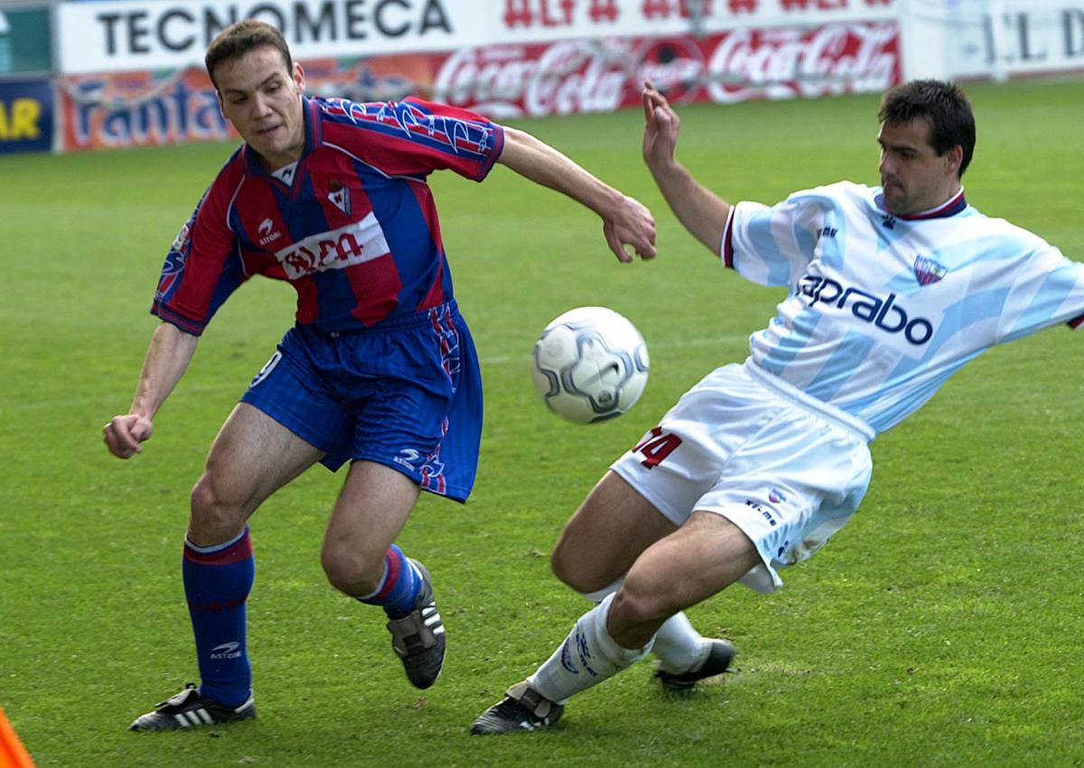 Imagen secundaria 1 - Sergio Francisco entrenando en Zubieta con el primer equipo de la Real, en un partido con el Eibar y en su última etapa con el Real Unión.