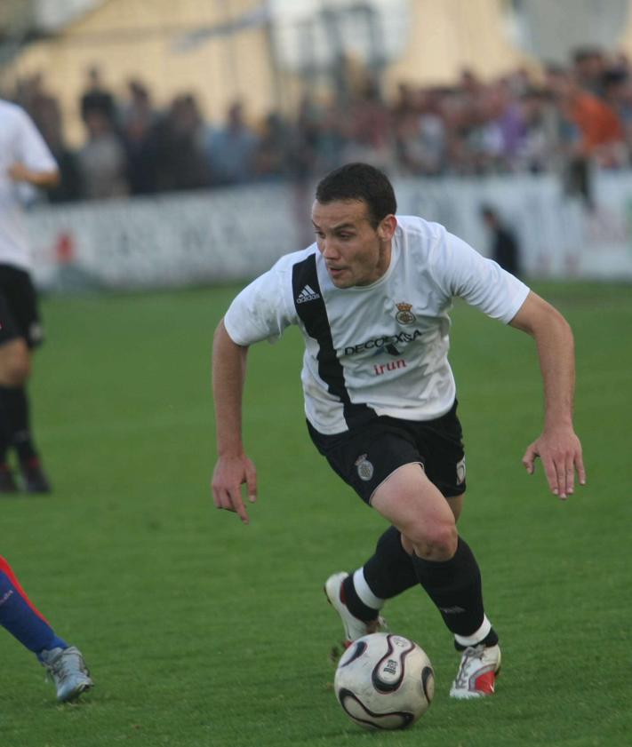 Imagen secundaria 2 - Sergio Francisco entrenando en Zubieta con el primer equipo de la Real, en un partido con el Eibar y en su última etapa con el Real Unión.