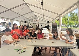 El taller infantil de mimbrería ha hecho un guiño a la historia de Zumarraga en este oficio.