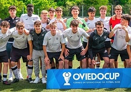 Jaime Colado a la izquierda con el equipo que ha disputado en Semana Santa un torneo internacional en Oviedo quedando subcampeones.