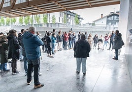 Reunión realizada por el Ayuntamiento en el frontón de Zabaleta.