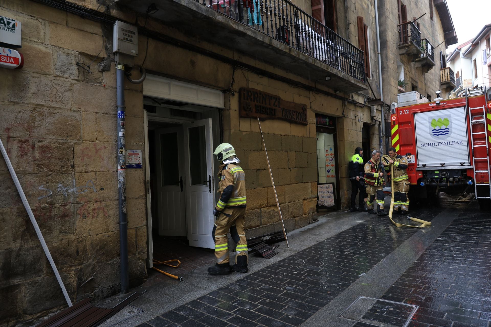 Las imágenes de los bomberos controlando el fuego registrado en un edificio en Errenteria