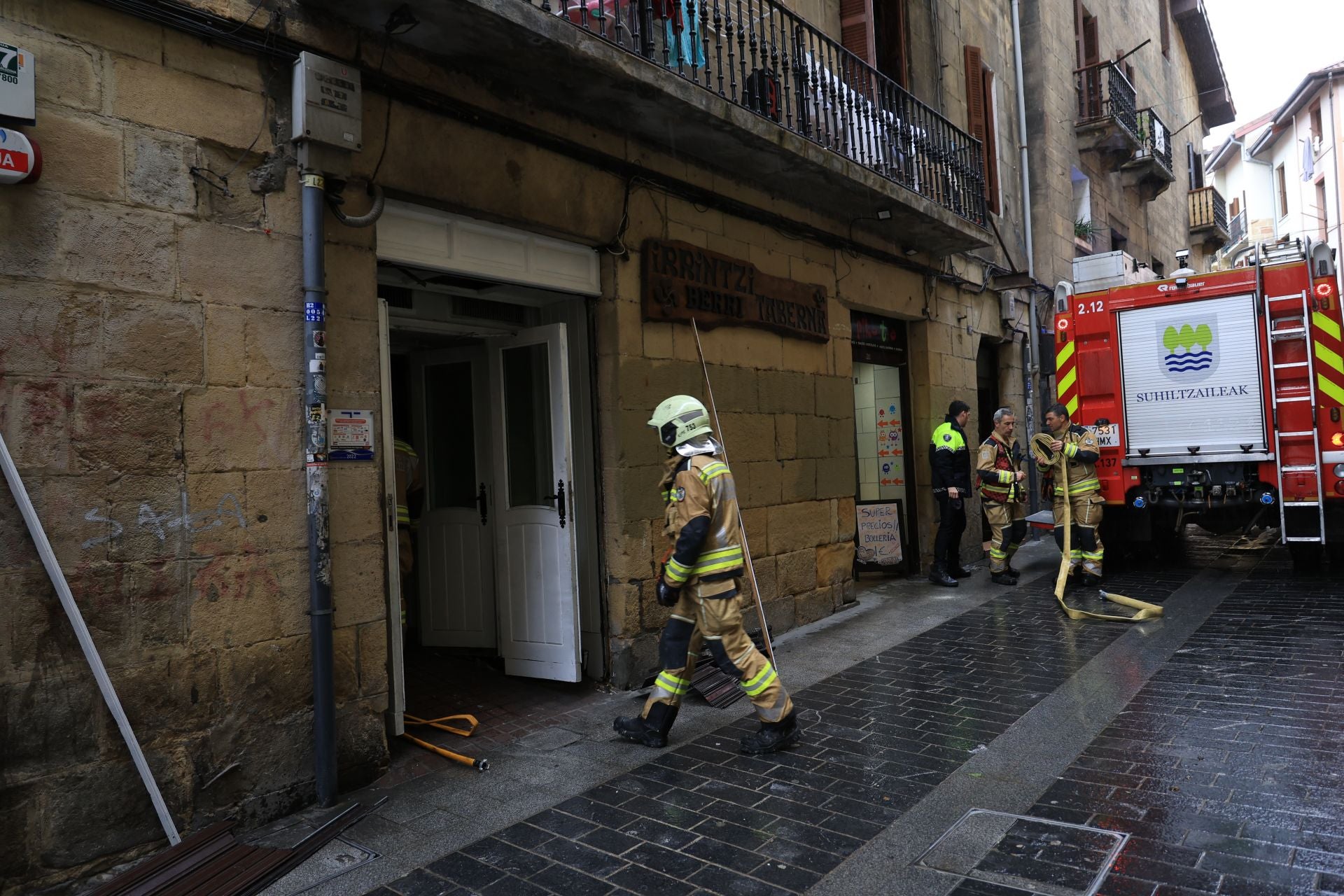 Las imágenes de los bomberos controlando el fuego registrado en un edificio en Errenteria