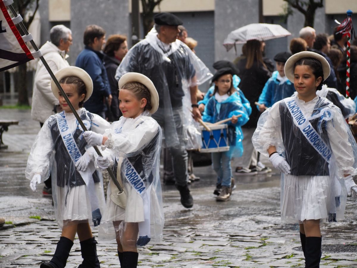 Haurren danborrada kaleen jabe egin da Azkoitian