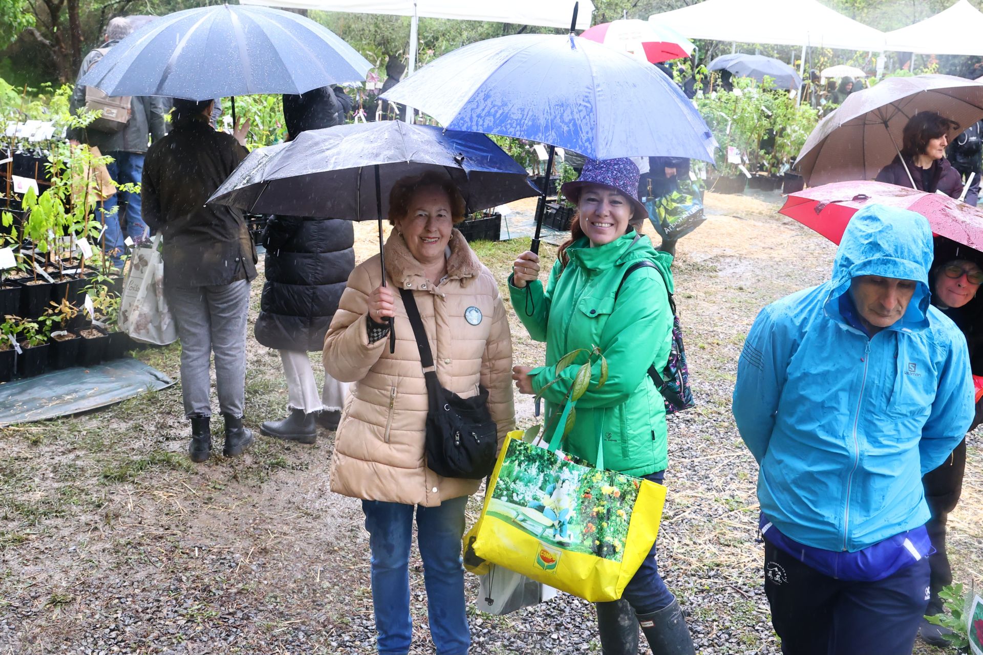 Las flores resaltan sobre los paraguas en la Feria de Plantas de Aia