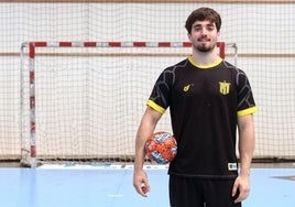 Gorka Nieto posa en la pista de Artaleku donde el martes el Irudek Bidasoa Irun buscará su clasificación para la Final Four de Hamburgo.