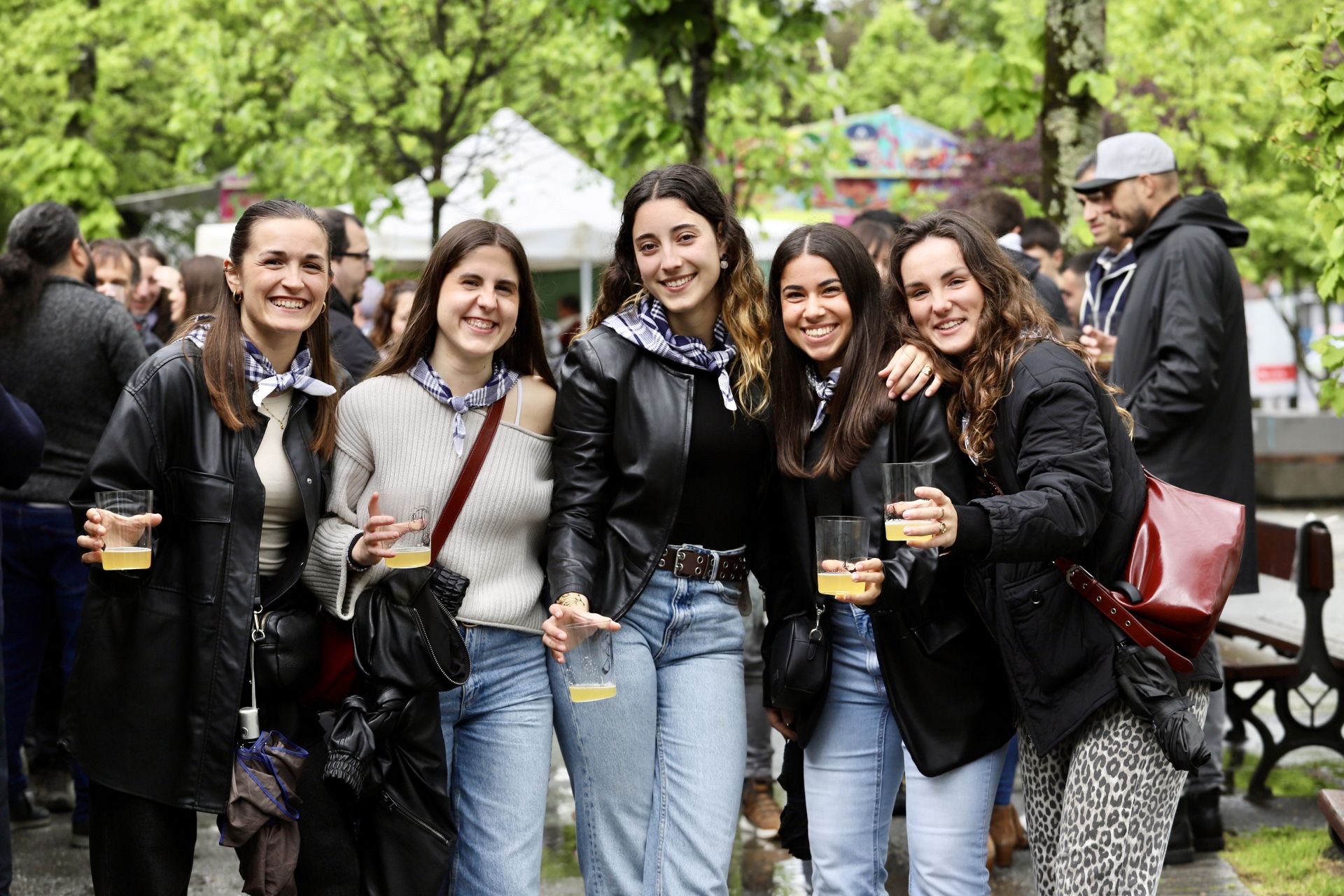 Reencuentros y sonrisas en el Sagardo Eguna a pesar de la lluvia