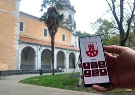 Un ciudadano muestra la aplicación 'Línea Verde' del Ayuntamiento de Elgoibar en su teléfono móvil.