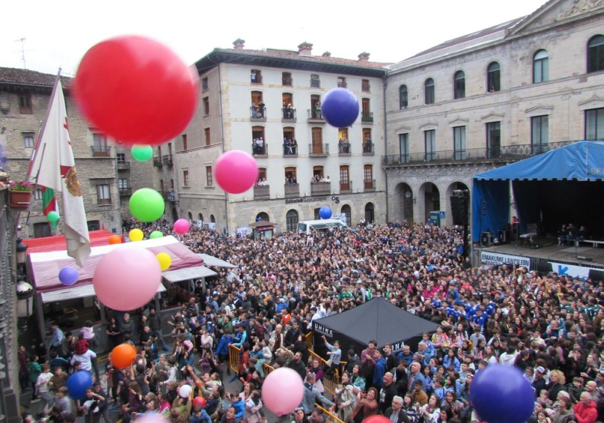 Bergara se prepara para disfrutar en cuarenta días de la bajada de Bitorianatxo tras el chupinazo.