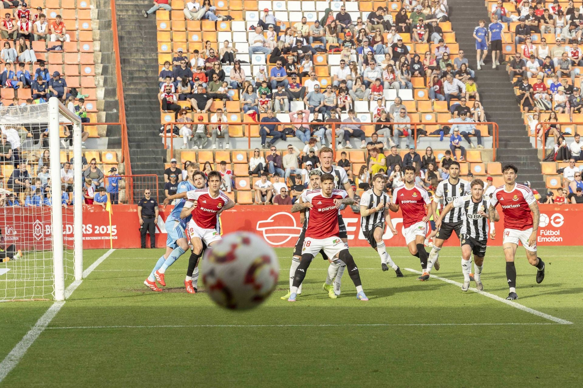 El Real Unión trata de defender un córner botado por el Nàstic de Tarragona
