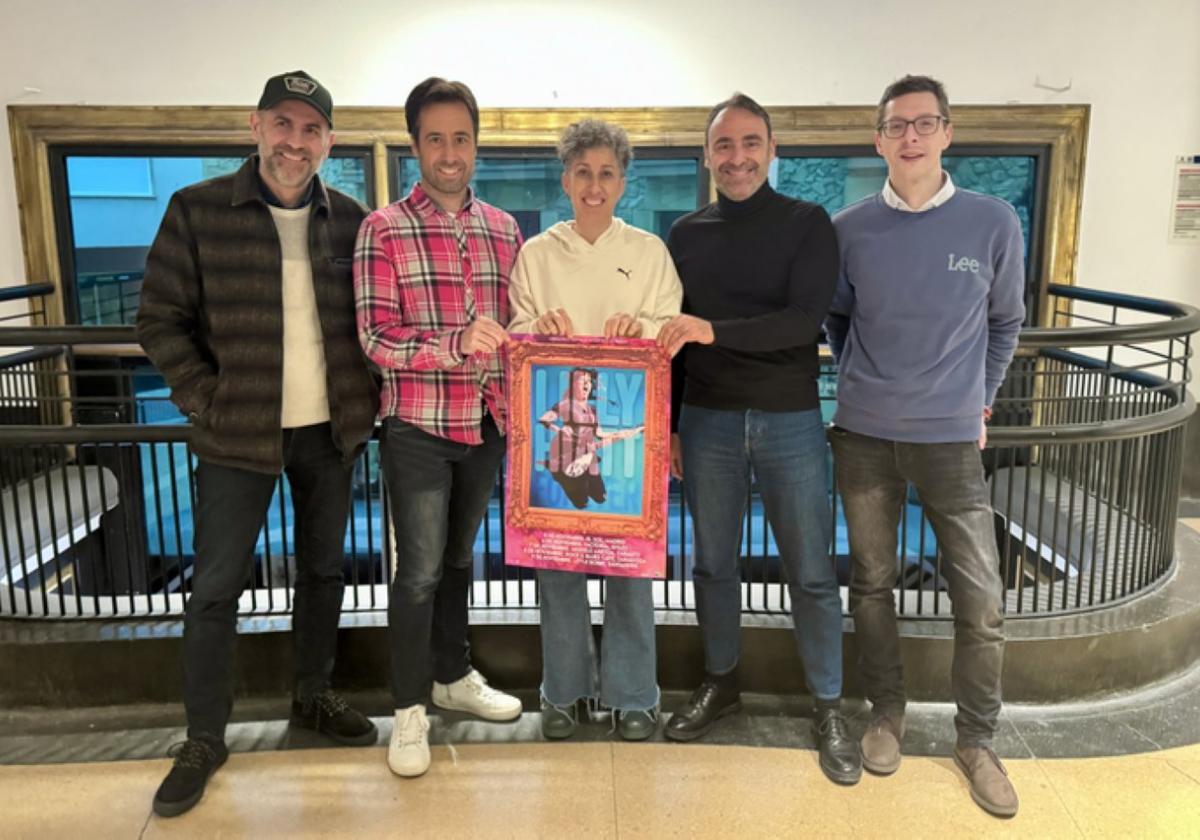 Javier Ibarguren, Xabier Fenández, Iñigo Artetxe y Oier Quiroga, los cuatro de I Live Rock, con la concejala Irune Urbieta.