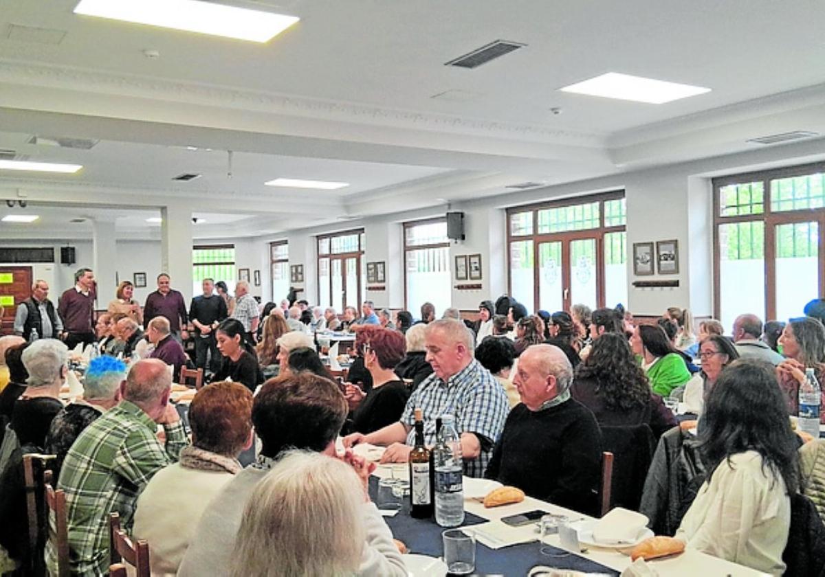 La sociedad sentó a la mesa a un centenar de sus ahijados