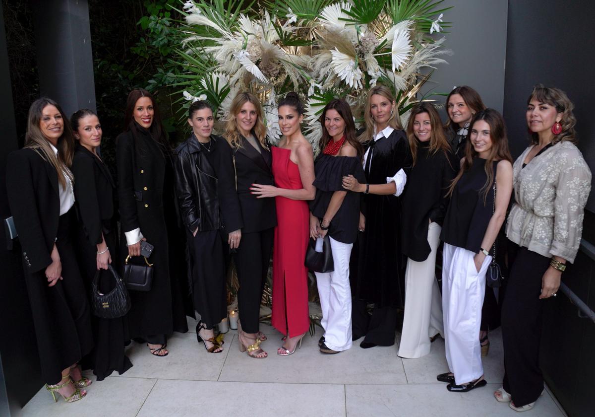 Organizadores e invitados posaron en el 'photocall' floral del hotel.