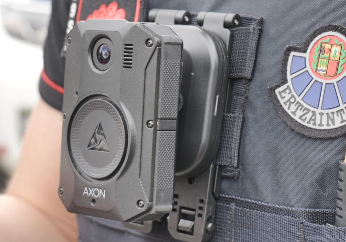Los agentes de la Ertzaintza de Donostia, Irun, Oria y Urola Kosta cuentan ya con 'bodycams' para grabar sus actuaciones