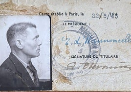 Rosa Otermin revisa documentos y fotografías de su padre de los años 40.