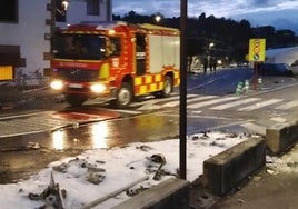 Los restos de los contenedores calcinados en Zumaia.