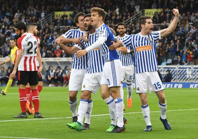 Temporada 17/1828 de abril de 2018. Aunque era el estreno del oriotarra ante los rojiblancos, los focos alumbraban a Iñigo Martínez por visitar Anoeta por primera vez desde que firmó por el Athletic. En ese derbi, con música de viento cada vez que el exrealista tocaba el balón, la Real logró la primera victoria con Imanol Alguacil en el banquillo con dos goles en propia puerta de Mikel San José y otro de un joven Oyarzabal, que anotaba su primer gol en un derbi. Luego llegarían más. El más especial el que marcó en la final de Copa en La Cartuja.