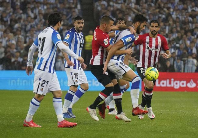 Temporada 21/22, 31 de octubre de 2021. Silva y Rico observan cómo Merino se lleva el balón durante el derbi. Isak adelantó a la Real y Muniain empató para el Athletic en el minuto 91.