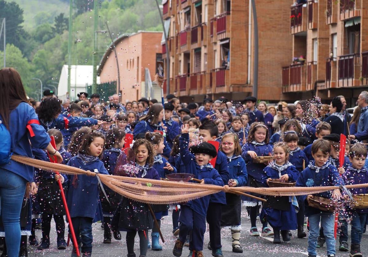 Algunos han portado las cestas, los salabardos y los remos; los mayores ondearon las banderas.