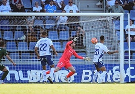 Jonmi sigue con la mirada el cabezazo de Maikel Mesa que fue anulado por falta previa del delantero sobre Sergio