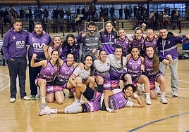 Las jugadoras y técnicos del Mondragon Unibertsitatea  de Liga Femenina 2 celebran la victoria.