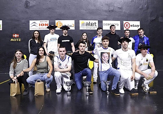 Los campeones de la pasada edición Murua-Uriondo e Ibarluzea-Calvo junto a finalistas y organizadores.