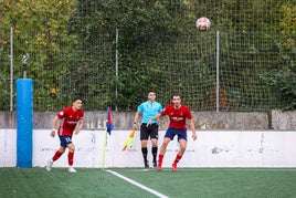 Jugadores del Touring durante el partido ante el Aretxabaleta.