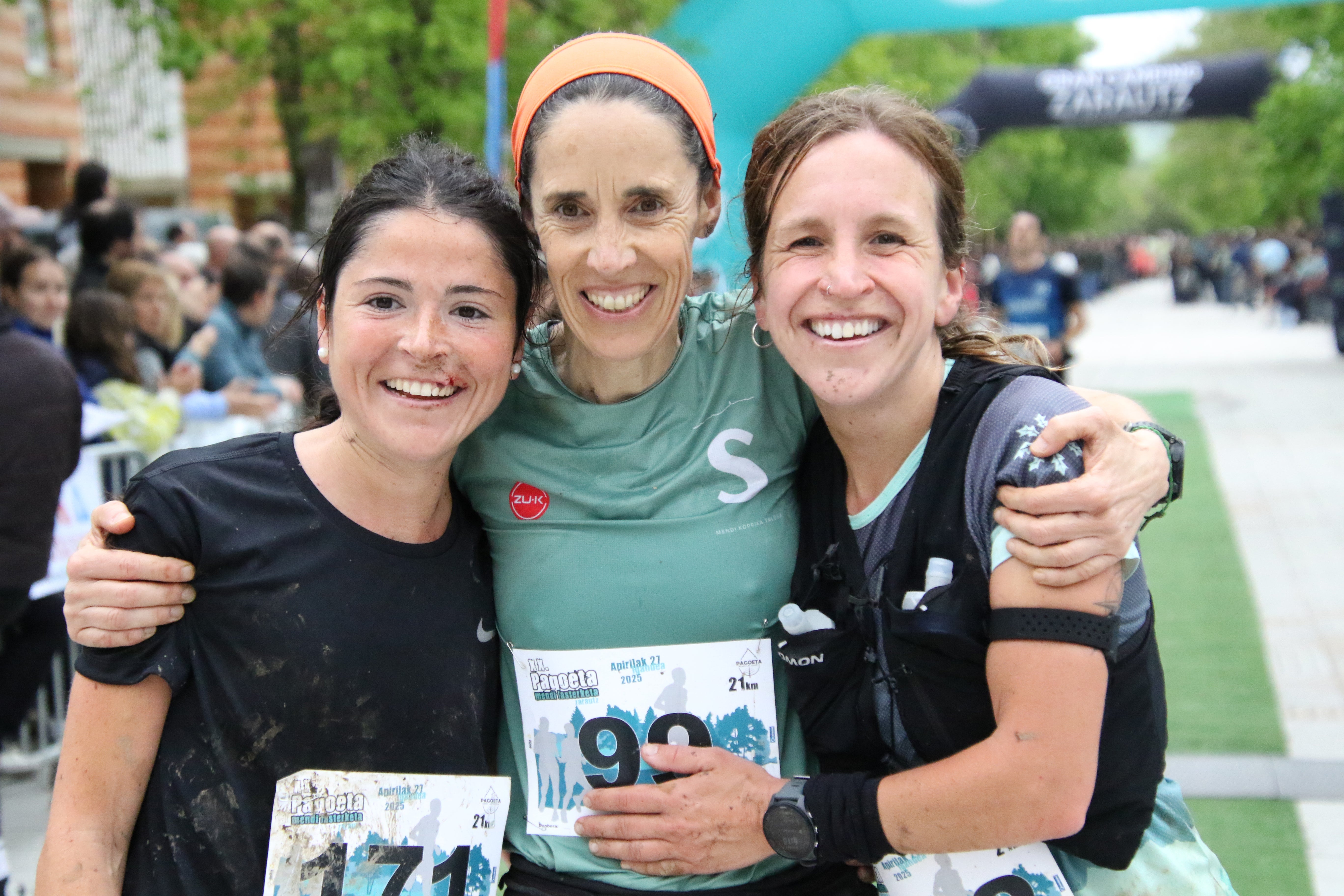 Imagen principal - Natalia Navascues (3ª), Iratxe Aranburu (ganadora) y Amagoia Iribar (2ª) tras cruzar la llegada. La primera pareja, Eneritz Aramendi y Pello Ziarsolo. Amets Aranberri devolviendo los aplausos al público.