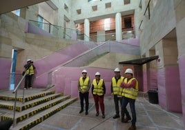 Isaac Palencia, Goizane Álvarez, Jovino Martínez y Patxi Presa observan la evolución de la remodelación del Koldo Mitxelena