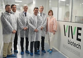 El consejero de Industria, Mikel Jauregi; el diputado foral de Promoción Económica, Unai Andueza; la directora general de la Sociedad Gestora de Capital Riesgo del grupo SPRI, Arrate Aranbarri, junto al fundador de VIVEbiotech, Gurutz Linazasoro; el presidente del consejo, Stefan Beyer, y el CEO, Jon Alberdi.