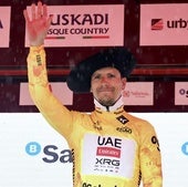 Almeida saluda a Eibar tras coronarse campeón de la Itzulia.