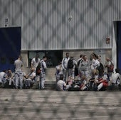 Un grupo de trabajadores fuera de su fábrica durante el apagón de este lunes.