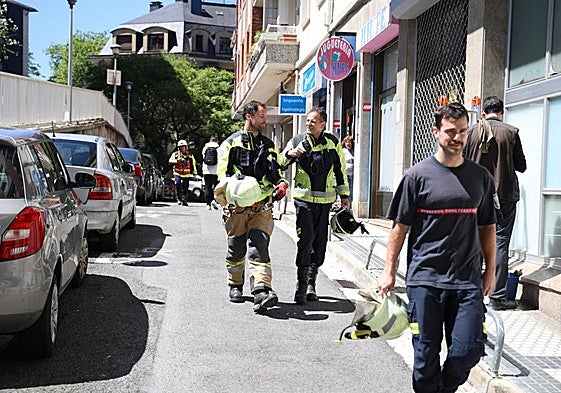 Varios bomberos acuden a una llamada para rescatar a una persona atrapada en un bloque en el Antiguo.