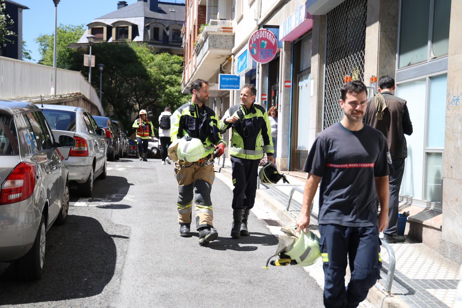 Varios bomberos acuden a una llamada para rescatar a una persona atrapada en un bloque en el Antiguo.