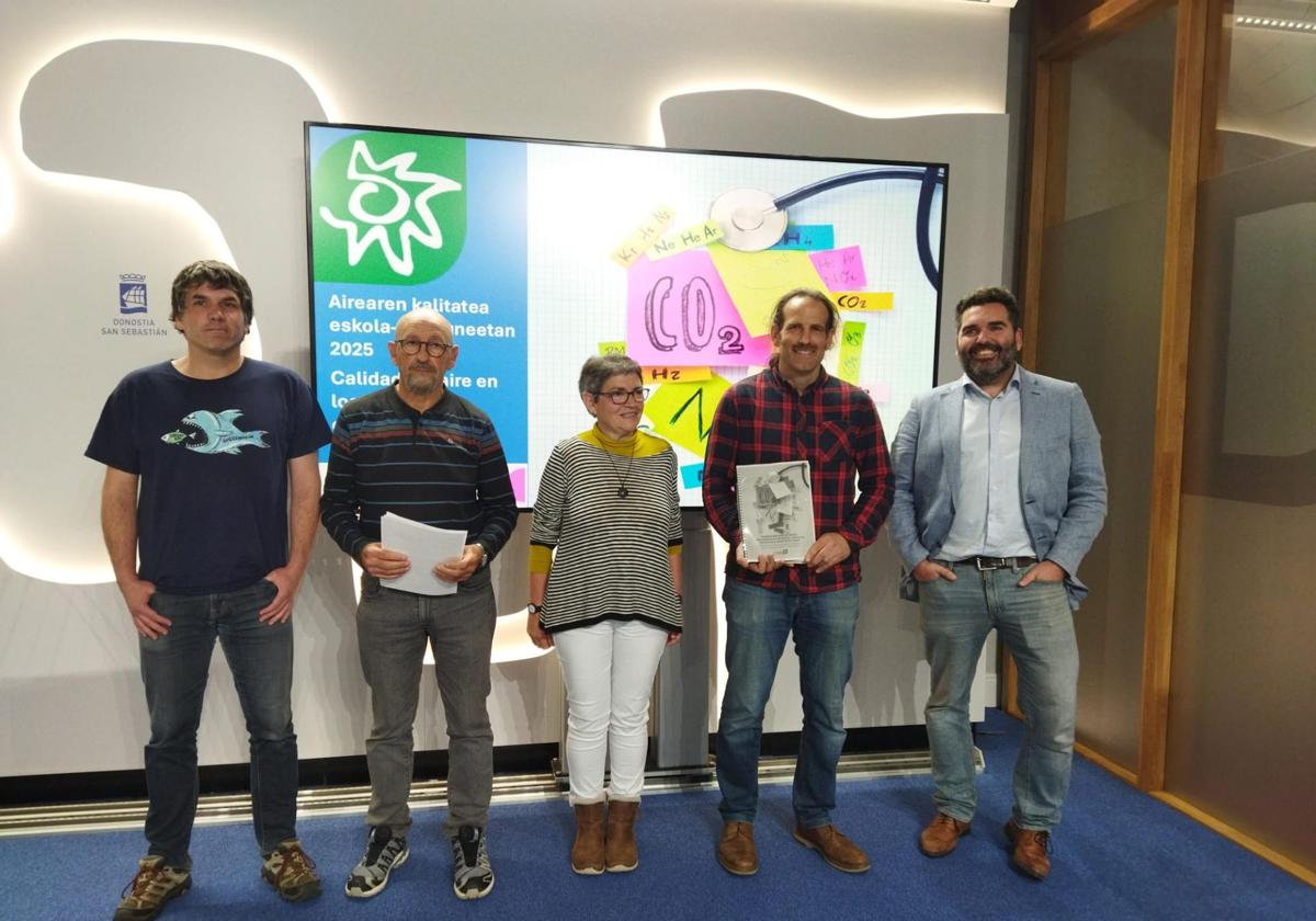 Markel Ormazabal (EH Bildu) y Víctor Lasa (Elkarrekin Donostia) han acompañado este lunes en rueda de prensa a los componentes de Ekologistak Martxan.