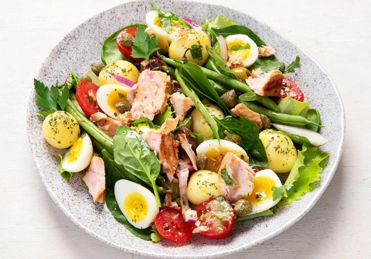 Menos calorías que el arroz y la pasta: este es el alimento para incluir en la ensalada que recomienda una dietista