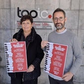 Ane Garate y Xabier Ormazabal, del CIT, con los carteles de los conciertos de esta cuarta edición de Maiatzeko Doinuak.